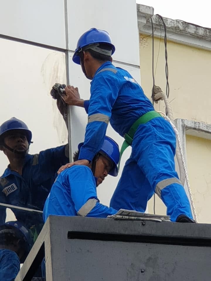 Pembersihan Kaca Gedung